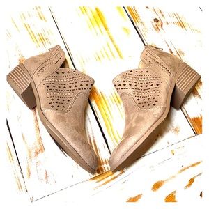 NWOB Cityclassified Tan Lasercut Faux Suede Bootie Size 6